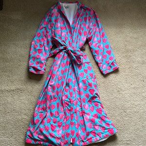 Posh peanut women’s queen of hearts plush robe.